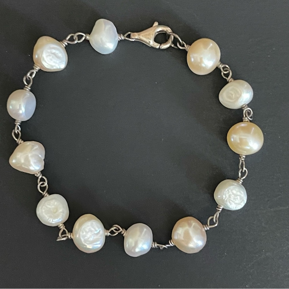 Elegant 925 s silver genuine freshwater Pearl Bracelet.